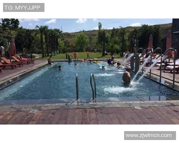 温泉与泳装完美融合，打造独特的舒适度假体验